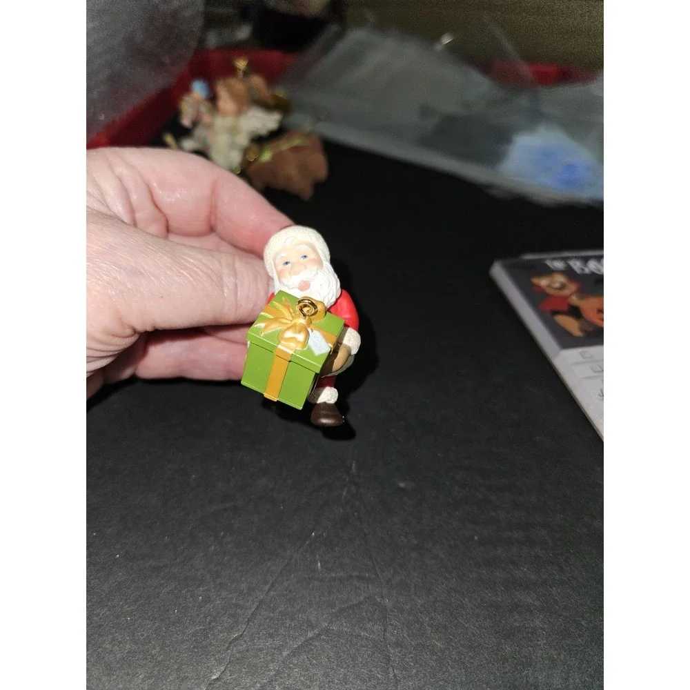2001 Peek A Boo Santa With Present‎ Ornament By Hallmark